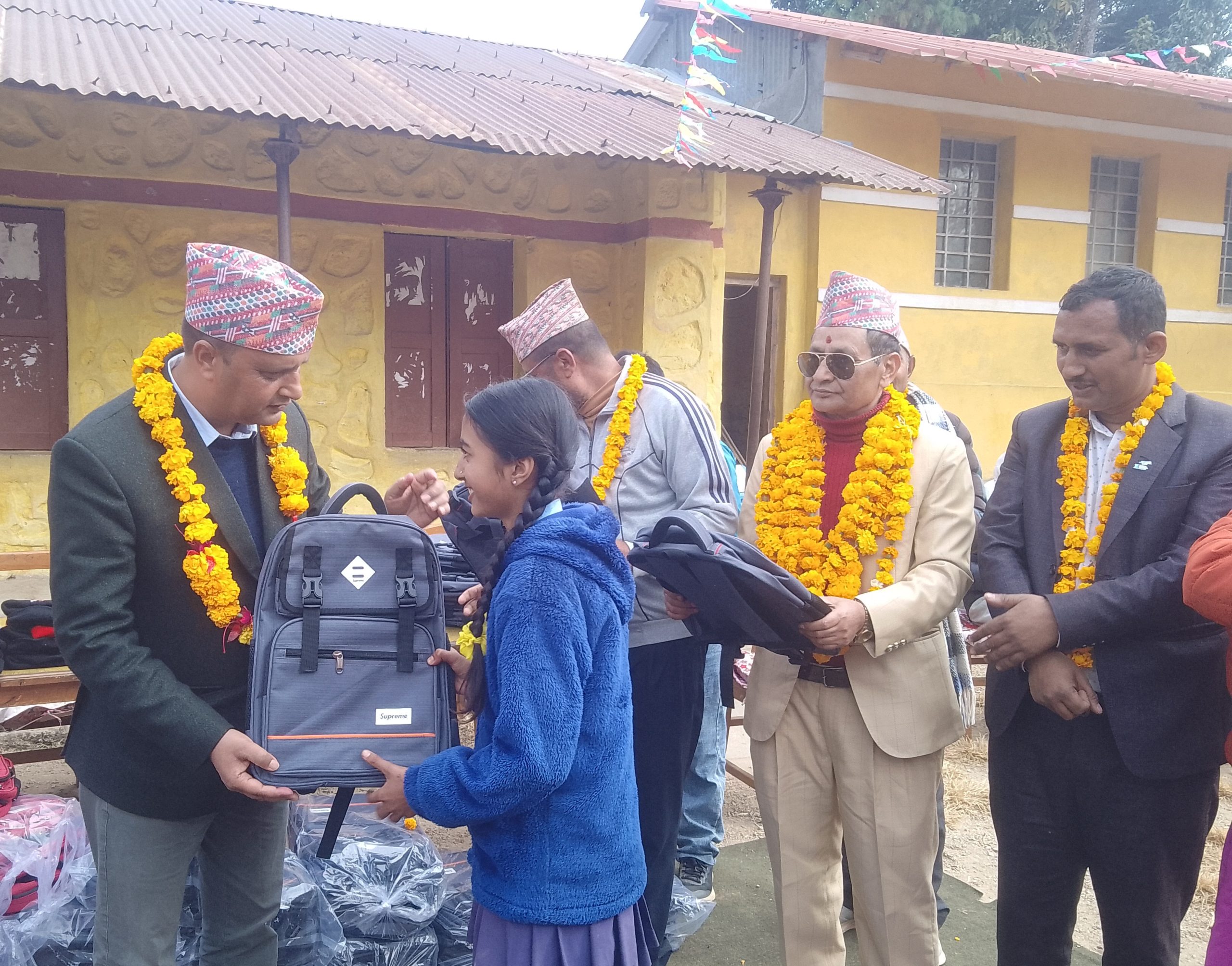 बेथानचोक नारायण आधारभुत विद्यालयका १२२ विद्यार्थीलाई न्यानो कपडा तथा झोला वितरण कार्यक्रम सम्पन्न…