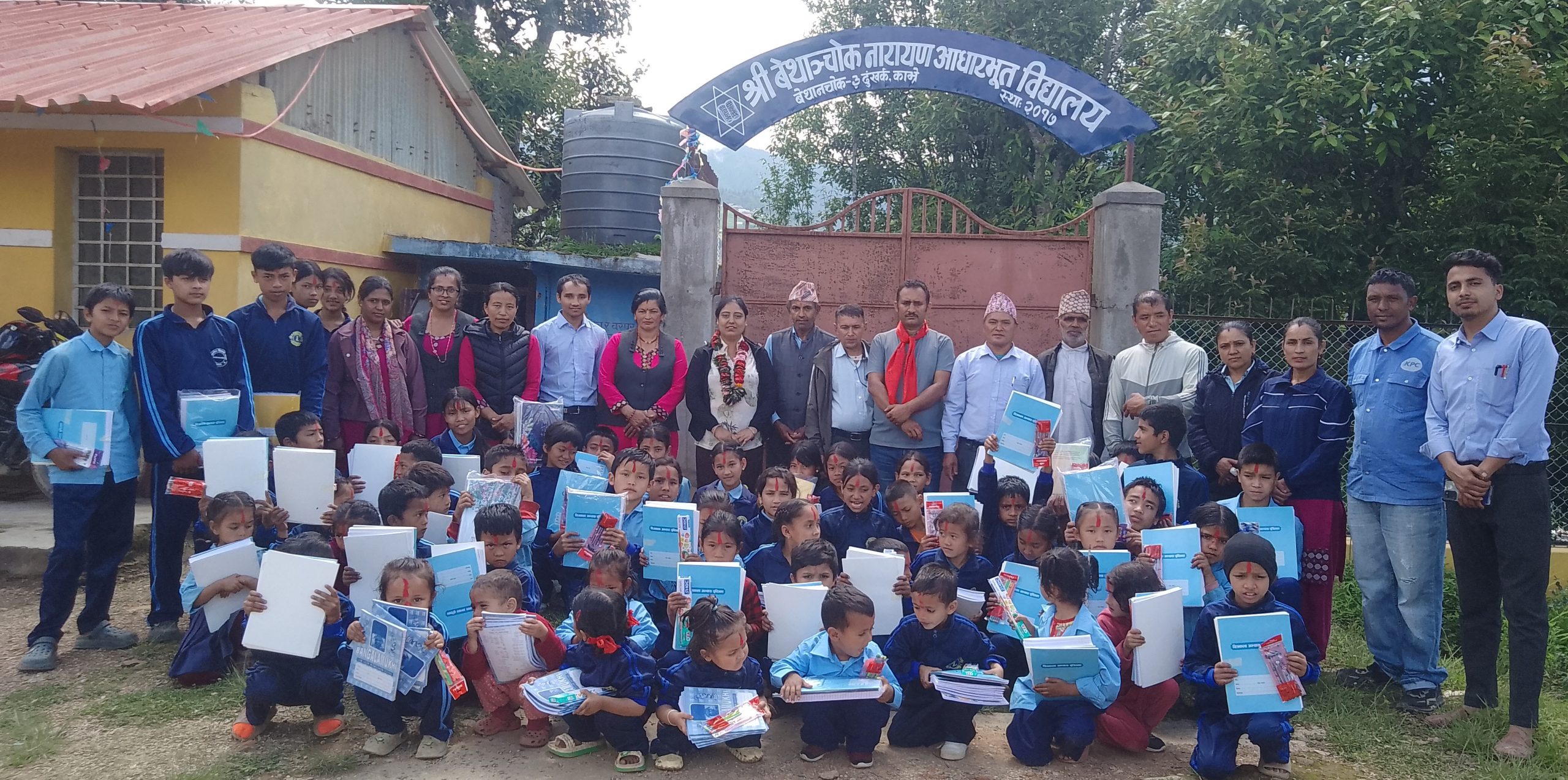 बेथाञ्चोक नारायण आधारभूत विद्यालयका ९६ विद्यार्थीलाई शैक्षिक सामग्री वितरण