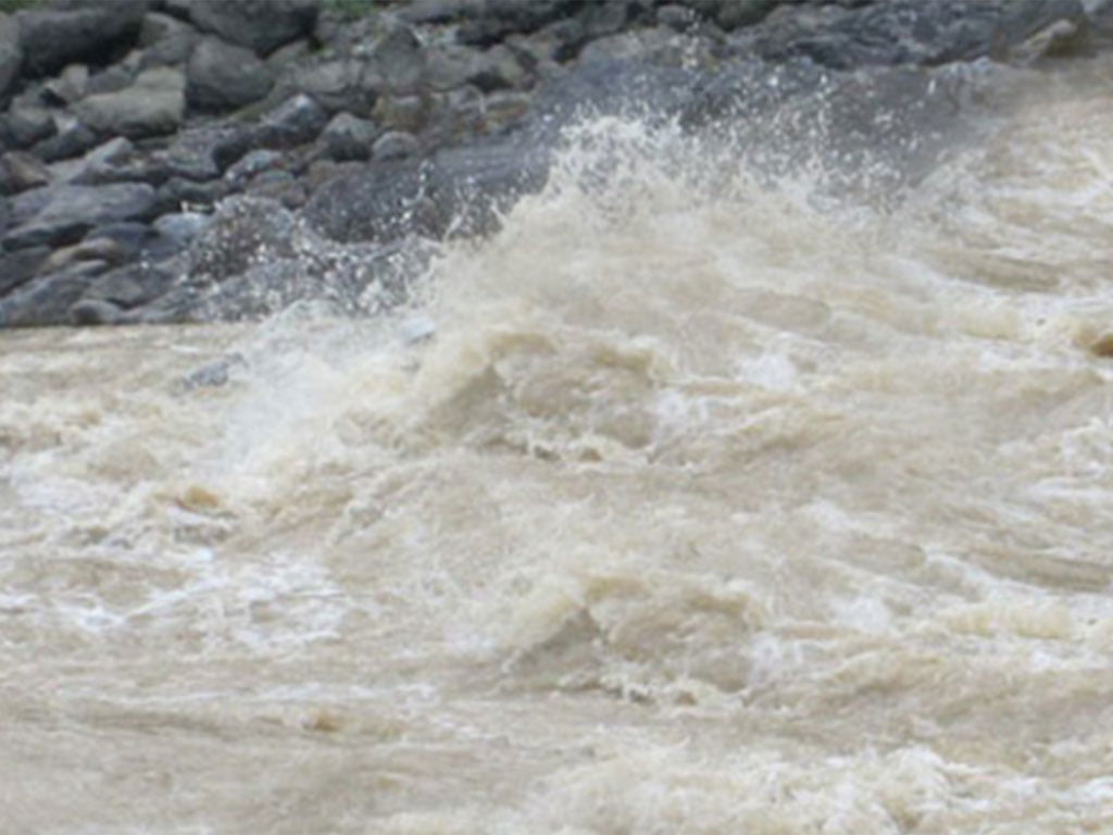 भोटेकोसी नदीमा डेलिभरी भ्यान खस्दा चालक बेपत्ता