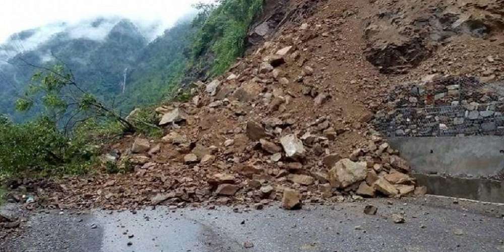 महकाली राजमार्ग पहिरोले अवरुद्ध