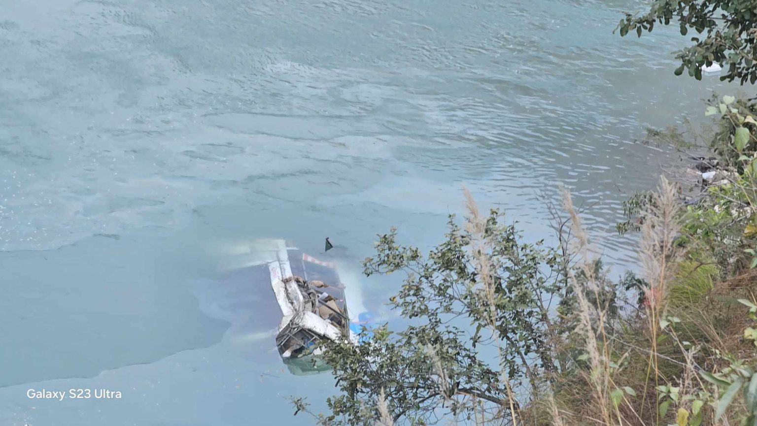 रामेछाप बस दुर्घटनामा मृत्यु हुनेको संख्या १३ पुग्यो, अझै दुई बेपत्ता