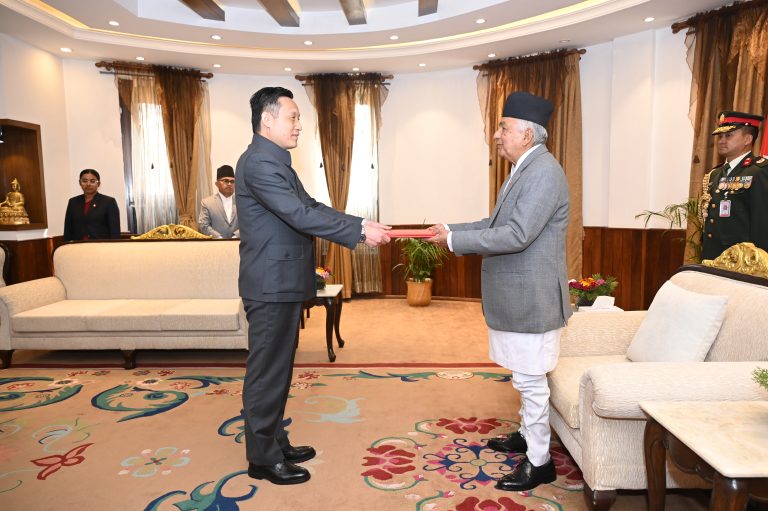 राष्ट्रपति रामचन्द्र पौडेलसमक्ष पाँच देशका राजदूतद्वारा ओहोदाको प्रमाणपत्र प्रस्तुत