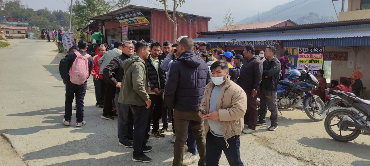 रामेछापमा दुर्घटनापछि यातायात बन्द