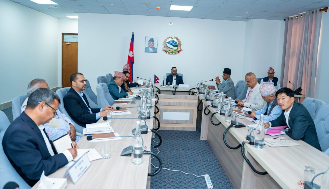 प्रधानमन्त्री कार्यालयमा संविधान संशोधनबारे कार्यदलको बैठक जारी