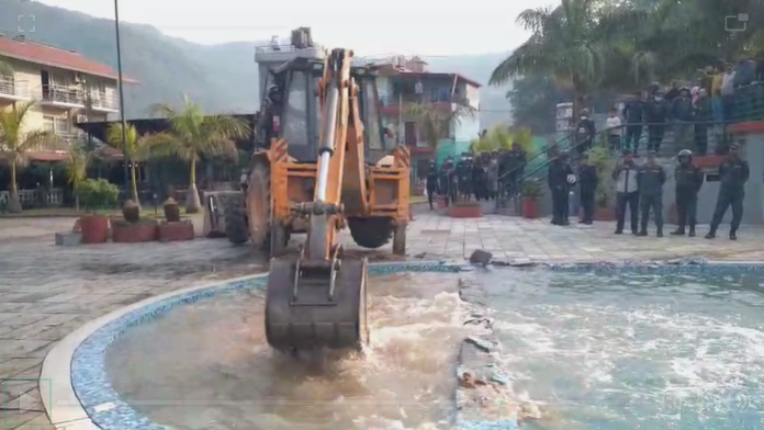 सर्वोच्चको आदेश कार्यान्वयन गर्न पोखरा लेकसाइडमा डोजर