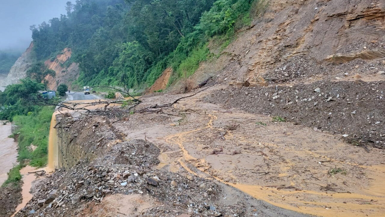 उदयपुरको दलदलेमा बाढीले सडक बगायो, सिद्धिचरण राजमार्ग बन्द
