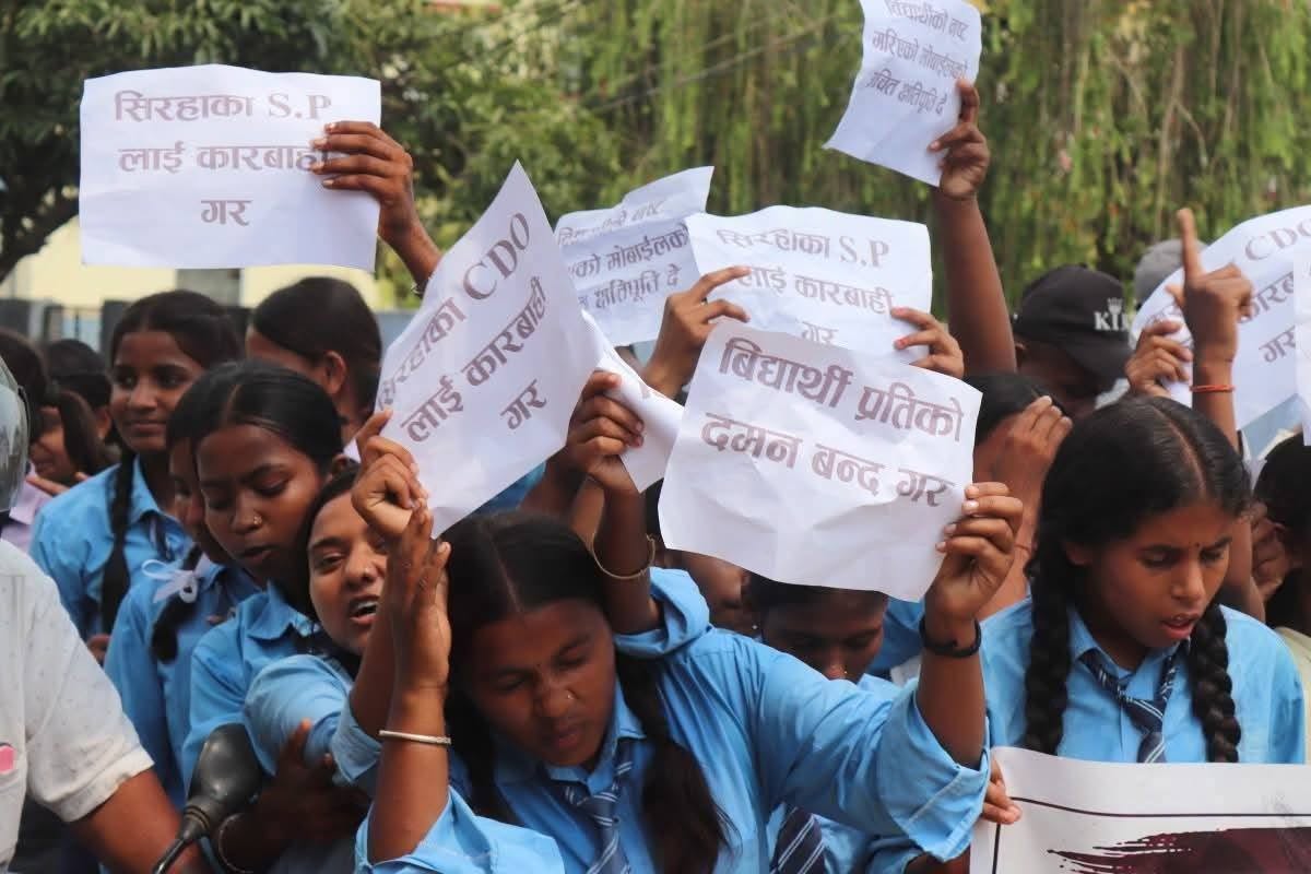 जफत गरिएका मोबाइल तोडिएपछि क्याम्पसमा विद्यार्थीको विरोध