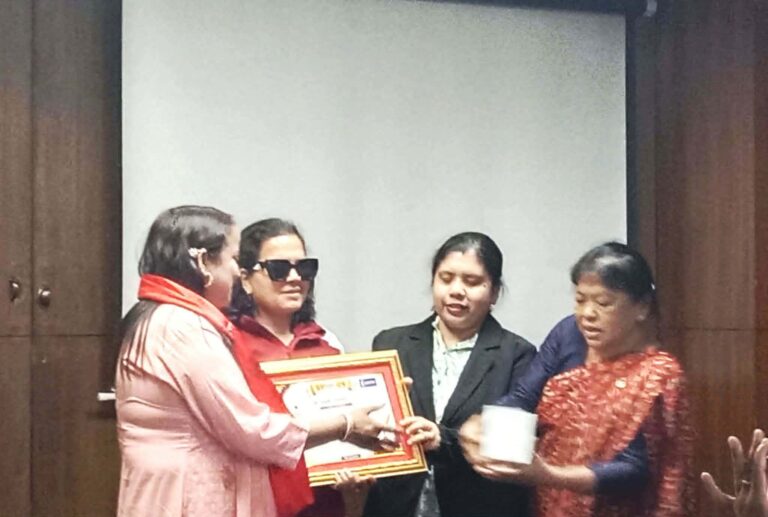 दुई दशकपछि एसईई उत्तीर्ण गरेकी लक्ष्मी घिमिरे सम्मानित