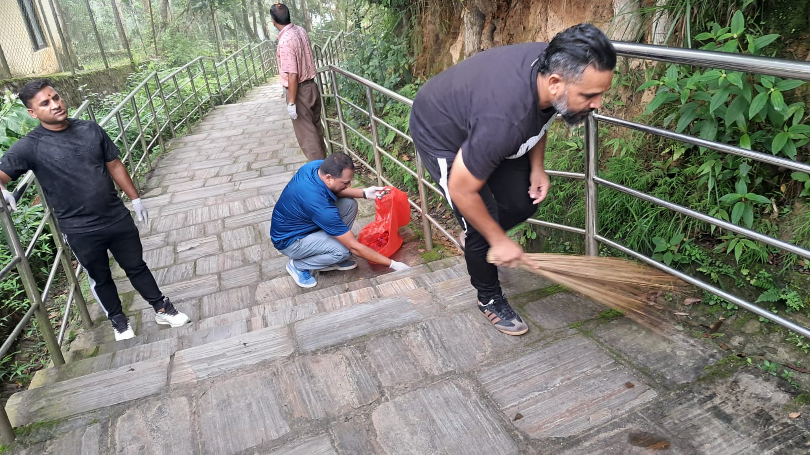 रास्वपा काभ्रेले युवा दिवसको अबसरमा हजार सिँढीको सरसफाइ